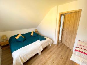 1 dormitorio con 1 cama azul en una habitación en Holidayhome Kormoran in Nowe Warpno for 10 persons, en Nowe Warpno