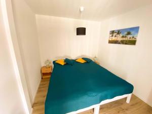 1 dormitorio con 1 cama azul grande en una habitación en Holidayhome Kormoran in Nowe Warpno for 10 persons, en Nowe Warpno