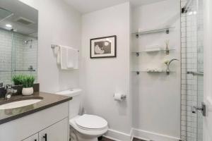 Kúpeľňa v ubytovaní Stylish Apt with a Modern Kitchen - Wilson 418