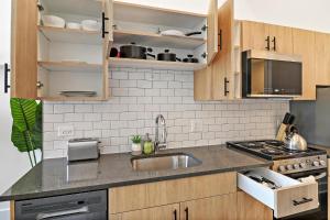 Una cocina o kitchenette en Stylish Apt with a Modern Kitchen - Wilson 418