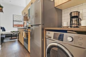 una cucina con lavatrice e asciugatrice di Stylish Apt with a Modern Kitchen - Wilson 418 a Chicago