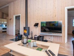 TV a/nebo společenská místnost v ubytování Holiday home Tarm LXVII