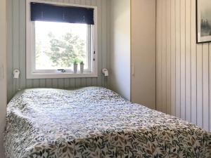 łóżko w pokoju z oknem w obiekcie Three-Bedroom Holiday home in Blåvand 21 w mieście Blåvand