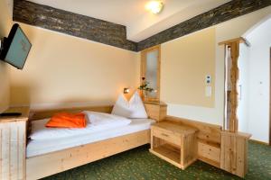 Un pat sau paturi într-o cameră la Lorenzer Schlafstubn