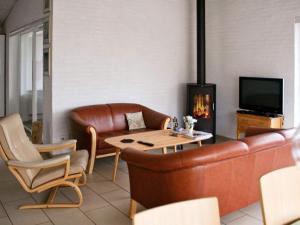 Ruang duduk di Two-Bedroom Holiday home in Thyholm 6