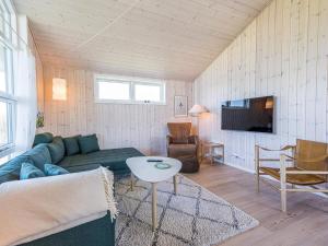 TV a/nebo společenská místnost v ubytování Holiday home Tarm LXIV