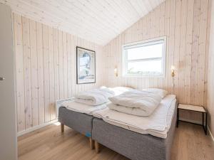 Postel nebo postele na pokoji v ubytování Holiday home Tarm LXIV