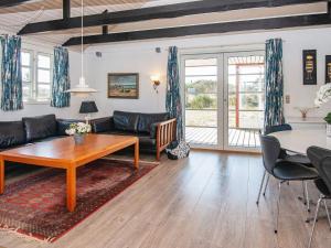 6 person holiday home in Hvide Sande في Nørre Lyngvig: غرفة معيشة مع أريكة وطاولة