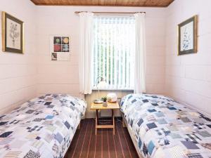 Postel nebo postele na pokoji v ubytování Three-Bedroom Holiday home in Millinge 1