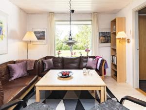 Posezení v ubytování Three-Bedroom Holiday home in Millinge 1