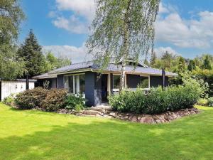 Zahrada ubytování Three-Bedroom Holiday home in Millinge 1