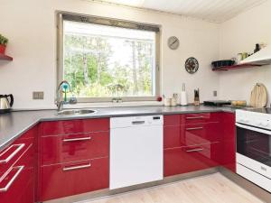 Kuchyň nebo kuchyňský kout v ubytování Three-Bedroom Holiday home in Millinge 1