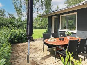 Zahrada ubytování Three-Bedroom Holiday home in Millinge 1