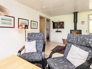 TV a/nebo společenská místnost v ubytování Three-Bedroom Holiday home in Millinge 1