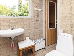 Koupelna v ubytování Three-Bedroom Holiday home in Millinge 1