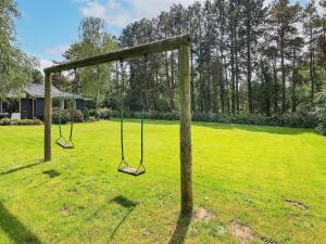 Zahrada ubytování Three-Bedroom Holiday home in Millinge 1