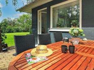 Zahrada ubytování Three-Bedroom Holiday home in Millinge 1