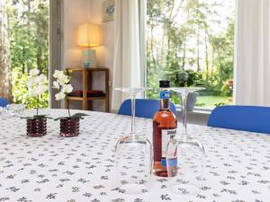 Nápoje v ubytování Three-Bedroom Holiday home in Millinge 1
