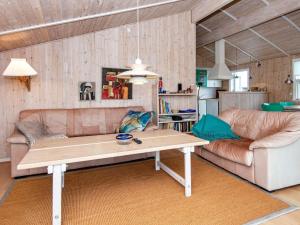 Posezení v ubytování 6 person holiday home in Fanø-By Traum