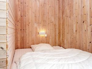 Postel nebo postele na pokoji v ubytování 6 person holiday home in Fanø-By Traum