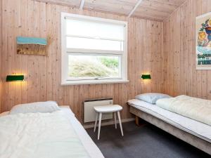 Postel nebo postele na pokoji v ubytování 6 person holiday home in Fanø-By Traum
