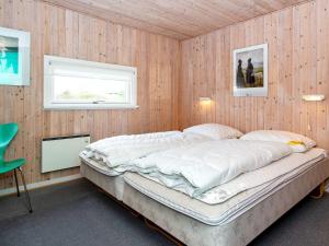 Postel nebo postele na pokoji v ubytování 6 person holiday home in Fanø-By Traum