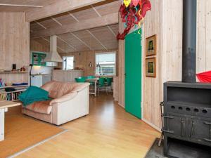 sala de estar con sofá y fogones en 6 person holiday home in Fan, en Fanø