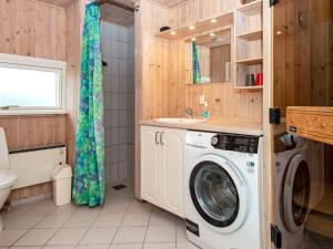 Kuchyň nebo kuchyňský kout v ubytování 6 person holiday home in Fanø-By Traum