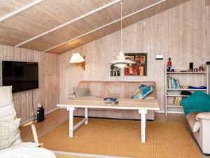TV a/nebo společenská místnost v ubytování 6 person holiday home in Fanø-By Traum + 13 fotografií