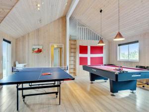 una habitación con una mesa de ping pong. en 20 person holiday home in L kken, en Løkken