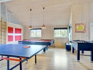 una sala de ping pong con 4 mesas de ping pong en 20 person holiday home in L kken, en Løkken
