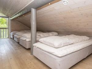 FårvangにあるFive-Bedroom Holiday home in Fårvang 1のギャラリーの写真