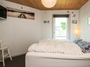 Säng eller sängar i ett rum på Three-Bedroom Holiday home in Børkop 9