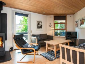 salon z kanapą i stołem w obiekcie Three-Bedroom Holiday home in Børkop 9 w mieście Egeskov