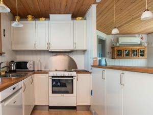 Kjøkken eller kjøkkenkrok på Three-Bedroom Holiday home in Børkop 9