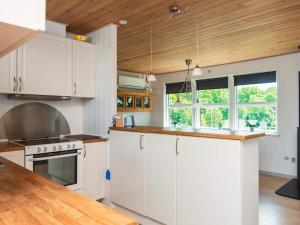 Kjøkken eller kjøkkenkrok på Three-Bedroom Holiday home in Børkop 9