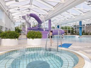 Bazén v ubytování Vegsø Holiday Park Premium Type10 Retreat nebo v jeho okolí
