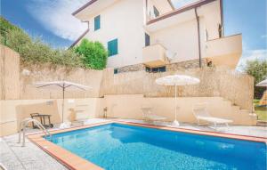 Corsanico-BargecchiaにあるBelvedere 3の傘2本付きの家の前のプール