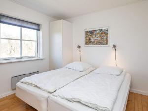 - une chambre blanche avec 2 lits et une fenêtre dans l'établissement Apartment Hals II, à Hals