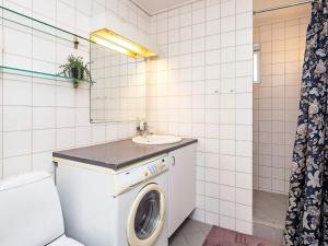 een badkamer met een wasmachine en een wastafel bij Apartment Hals II in Hals