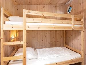 מיטה או מיטות קומותיים בחדר ב-Holiday home Bogense XXXII