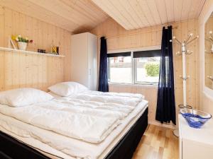 Postel nebo postele na pokoji v ubytování Holiday home Tranekær XXXII