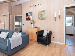 sala de estar con sofá azul y silla en 6 person holiday home in Hemmet, en Falen
