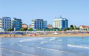 plaża z budynkami w tle i ocean w obiekcie Quadri w mieście Cattolica