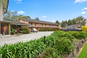 un estacionamiento frente a un edificio en Macquarie Barracks Motor Inn, en Port Macquarie