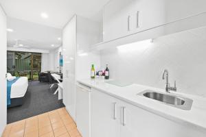Virtuvė arba virtuvėlė apgyvendinimo įstaigoje Macquarie Barracks Motor Inn