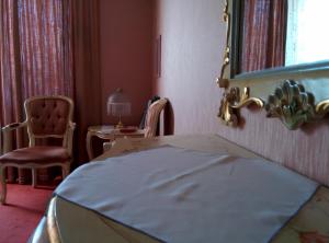 Rúm í herbergi á Hotel Croix d'Or et Poste - Historisches Hotel
