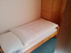 Rúm í herbergi á Hotel Croix d'Or et Poste - Historisches Hotel