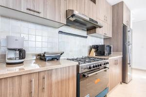 Dapur atau dapur kecil di Live and experience an island life - 2BR Apartment