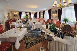 A restaurant or other place to eat at Hotel Croix d'Or et Poste - Historisches Hotel